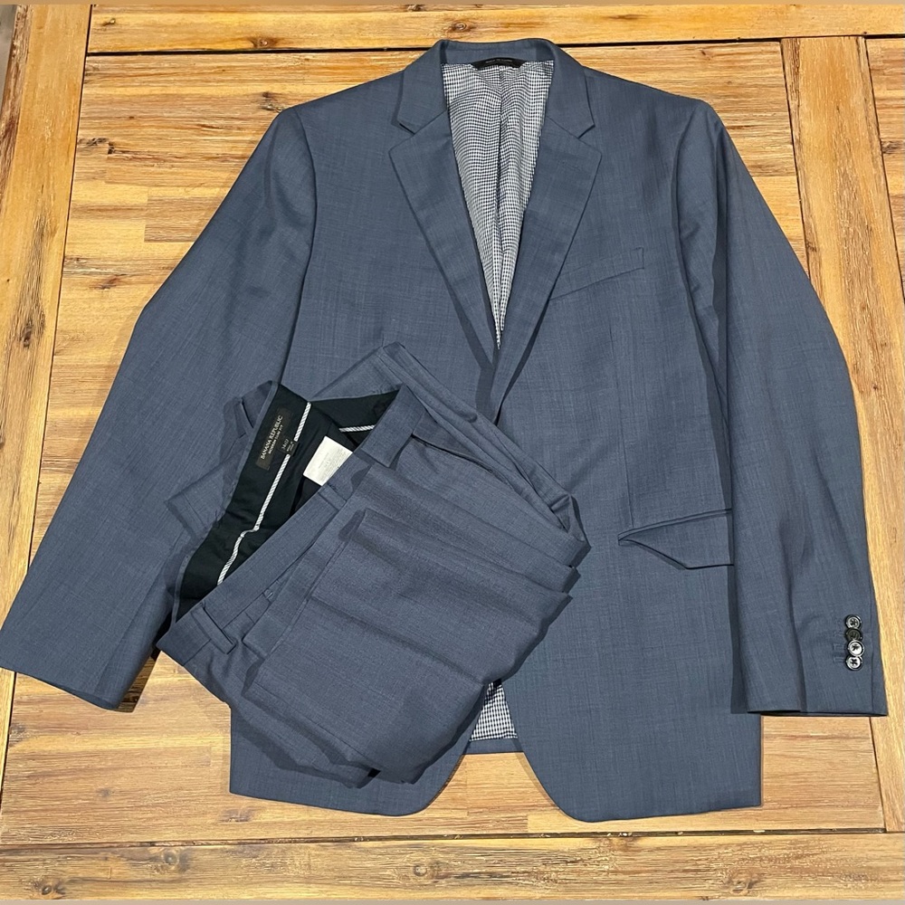 Men’s Banana Republic slim suit jacket blazer, and pants 42s and 34/32